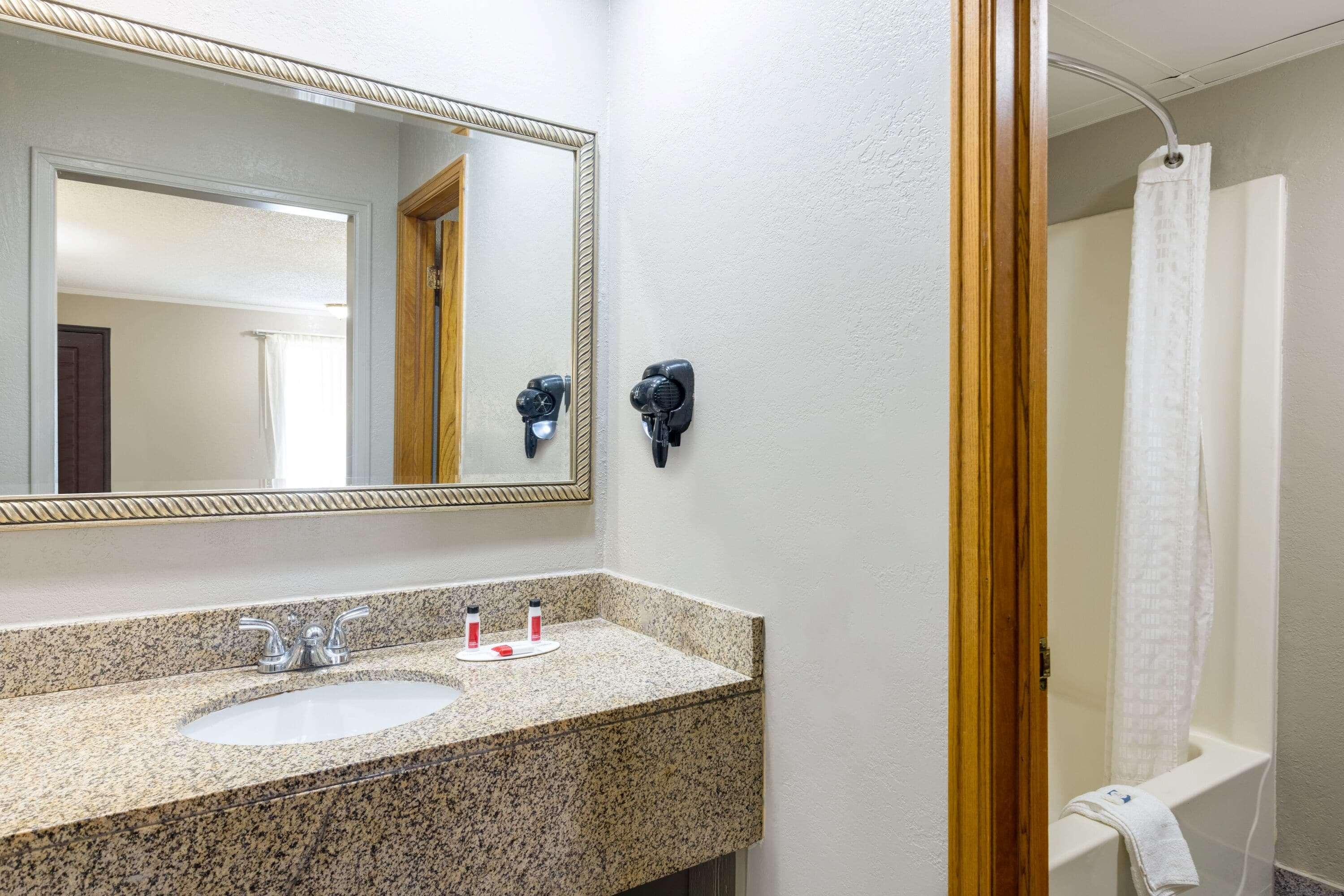 Super 8 By Wyndham Kansas City Airport North Экстерьер фото