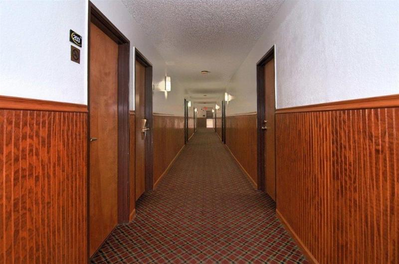 Super 8 By Wyndham Kansas City Airport North Экстерьер фото