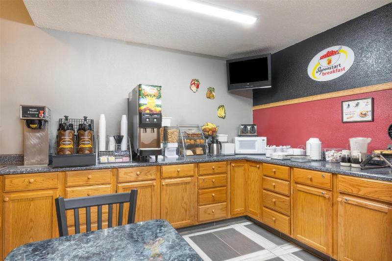 Super 8 By Wyndham Kansas City Airport North Экстерьер фото